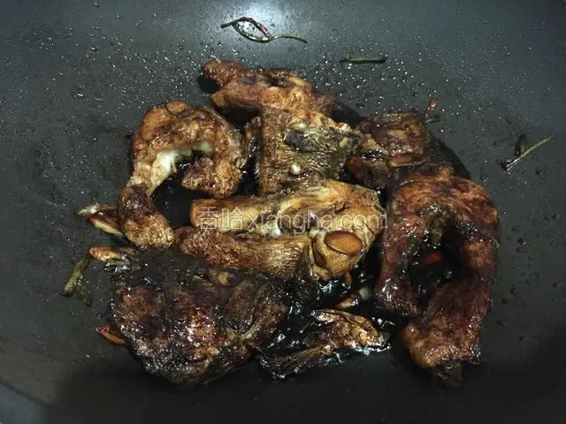 放入鲈鱼块翻炒均匀