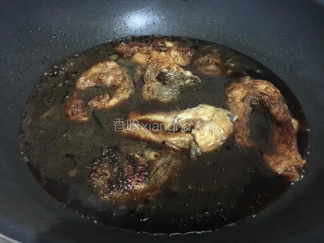 加入适量的清水没过鱼块，再加入适量的盐，大火煮开后，改中小火炖煮