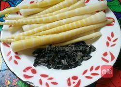 木耳炒竹笋的做法图解1