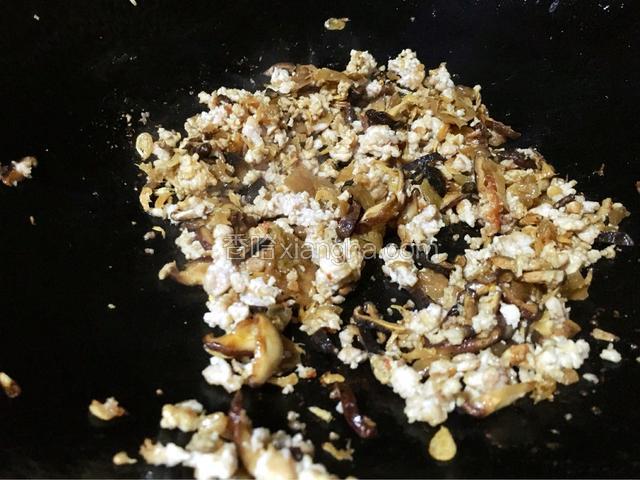 冬菜和虾皮也放入其中，生抽和胡椒粉进行调味（冬菜本身比较咸，盐就不用放了，生抽也只要少许就可以）