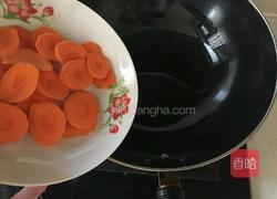 红萝卜炒西兰花的做法图解4