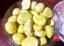 板栗焖鸡肉的做法图解3