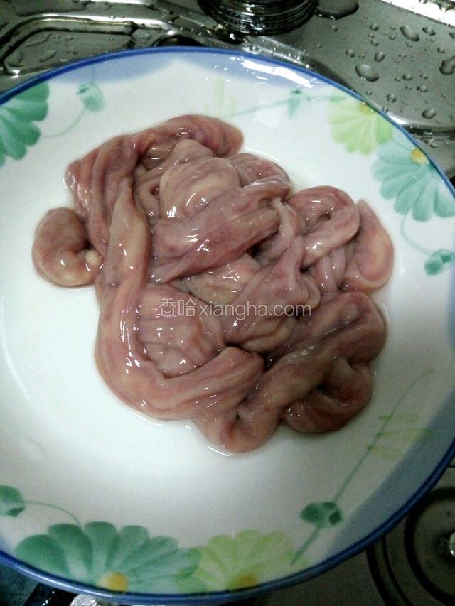 挤掉脏物并冲洗后放盘子里