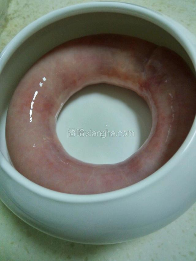 冲洗干净后套成圈⭕，放在炖盅里
