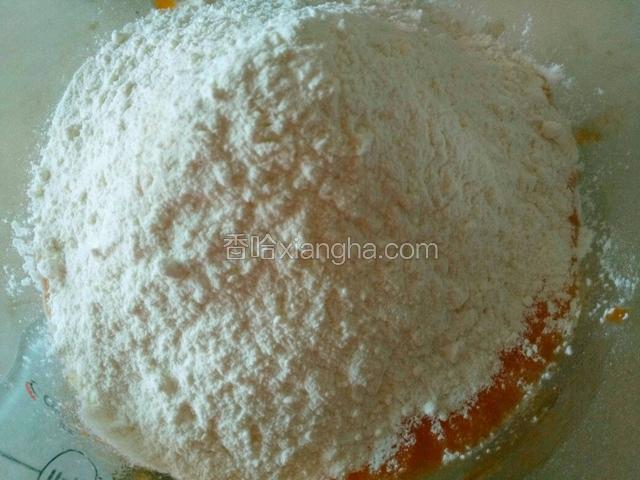 加入面粉和糯米粉，面粉量要一点点加入，根据柿子泥多少决定