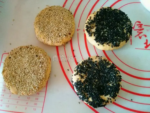 表面刷一层水，蘸芝麻，这样芝麻粘的比较牢靠，今天我做的是四块原味，四块芝麻的