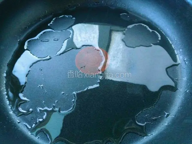平底锅烧热，放一点点油