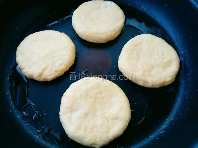 油热以后转中小火放入饼胚