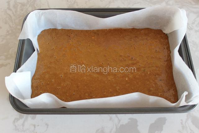 烤盘上铺上油纸，倒入面糊