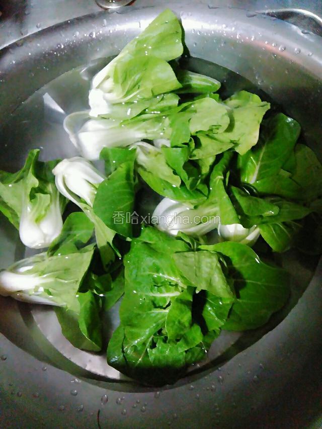 青菜洗干净.清水中放入一勺盐将青菜放入浸泡十五分钟，取出再对着水龙头冲洗一下。目的是为了减少农药的残留。