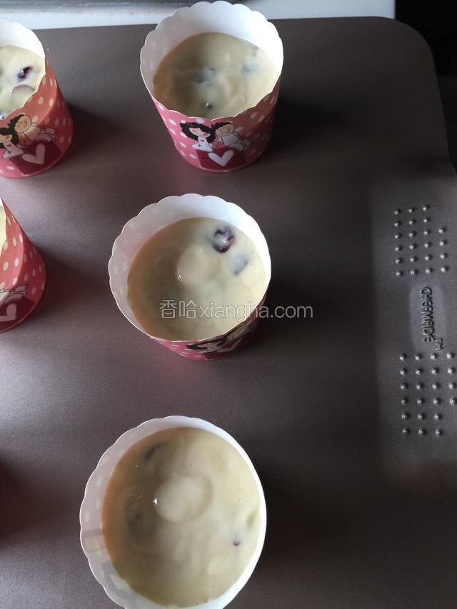 拌好的面糊倒入纸杯中，7分满即可