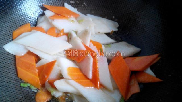 放入米醋，少许盐和鸡精，翻炒均匀，出锅