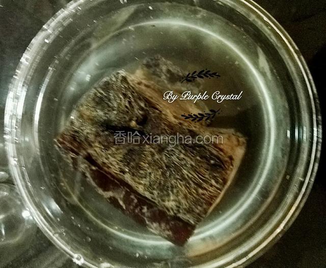 腊肉泡水半小时，反复揉搓清洗表皮杂质。我用的是四川烟熏腊肉。