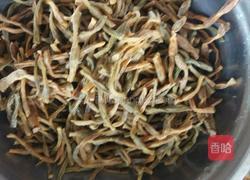 干豆角炒小鸡贴面饼的做法图解2