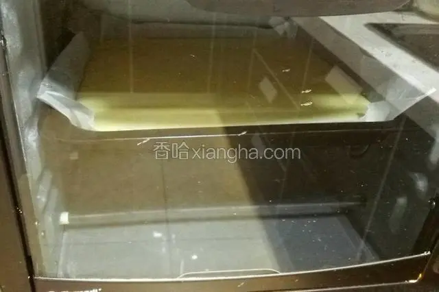 把烤盘放入烤箱中层，上下烤25分钟，温度还是165℃