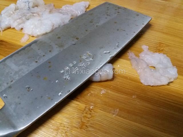 蝦仁用刀壓扁