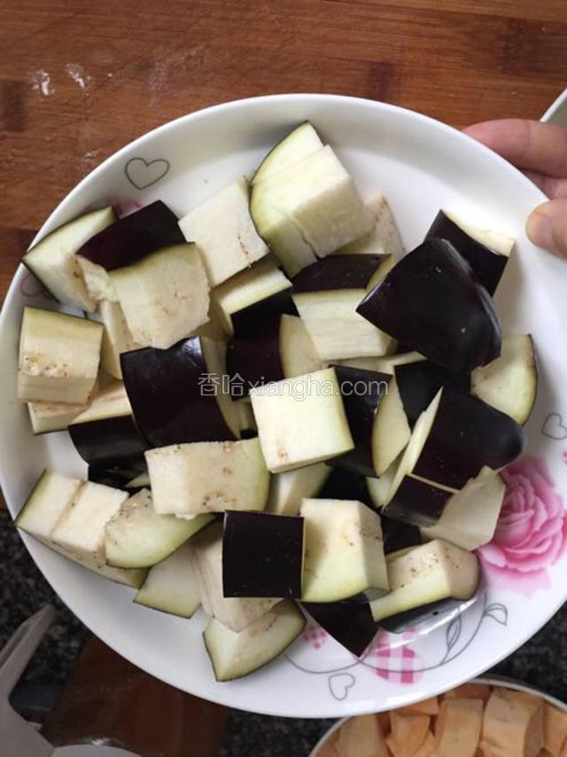 茄子切成大块儿备用