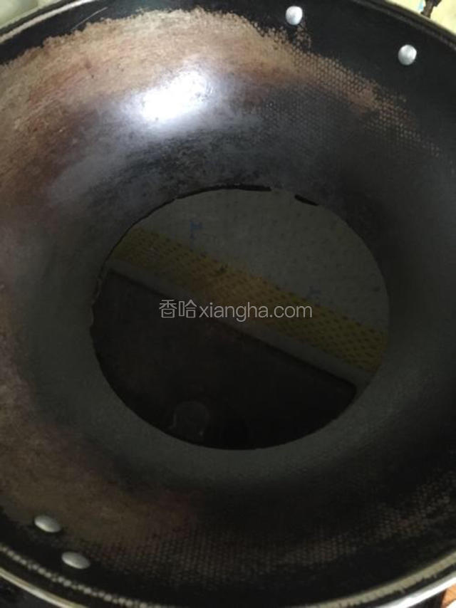 锅中入油，不用太多，鸡肉有油