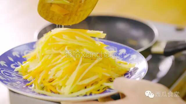 加少许油炒熟，加点水盖锅盖焖软，更适合宝宝食用