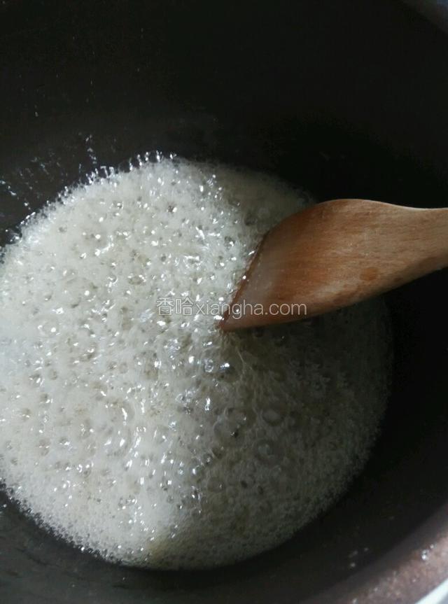 电饭锅加适量水烧开，放入冰糖熬煮糖浆。熬糖浆需要不停的用木勺搅拌，以免粘底。