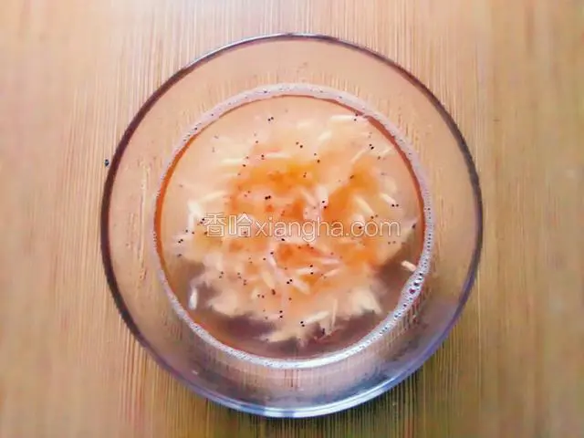 虾皮用水洗净后挤干水分备用