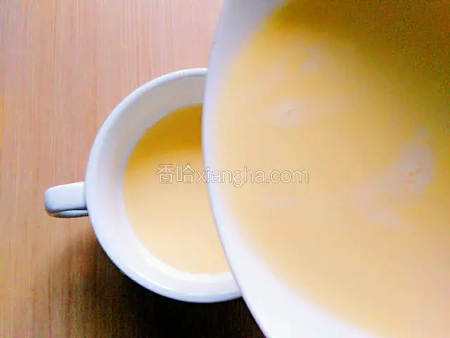 倒入蒸蛋的容器内