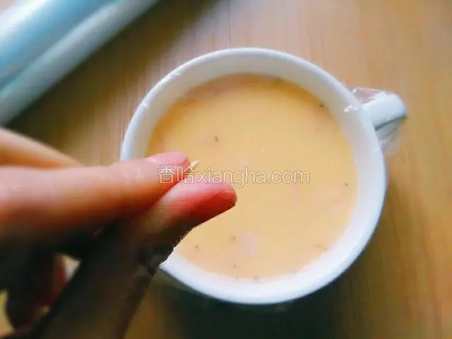用牙签扎几个小孔利于排气