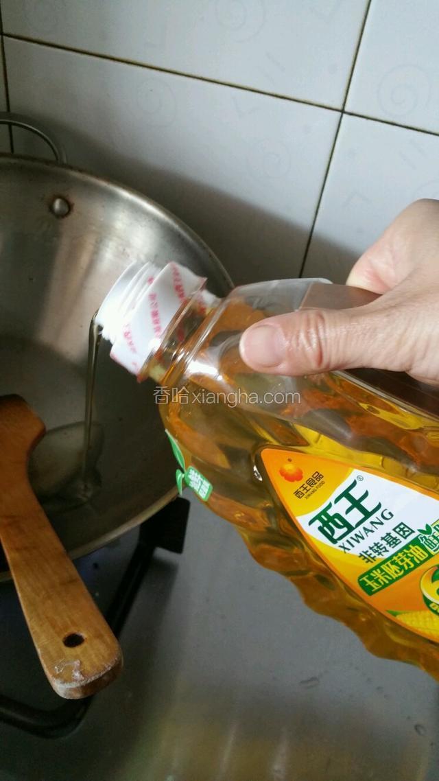 锅中加入适量西王玉米胚芽油