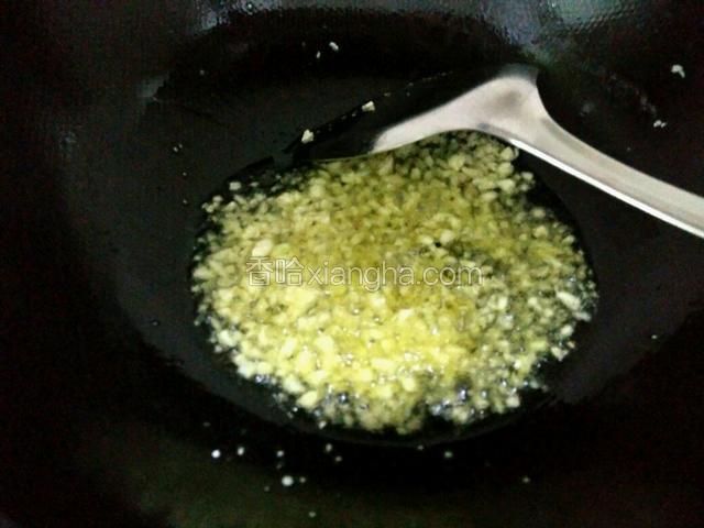 锅烧热放入适量的油，把大蒜末煸炒出香味