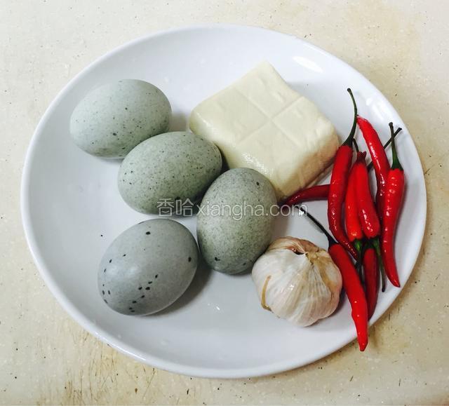 材料准备：皮蛋，辣椒，大蒜，豆腐