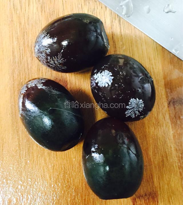 皮蛋放凉水煮熟，约煮10分钟。煮过皮蛋硬，好切，又不粘刀