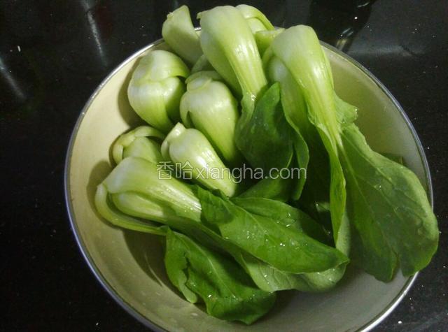 油菜洗净。