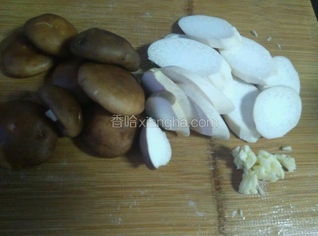 香菇洗净剪去脚，杏鲍菇切片，蒜切碎。