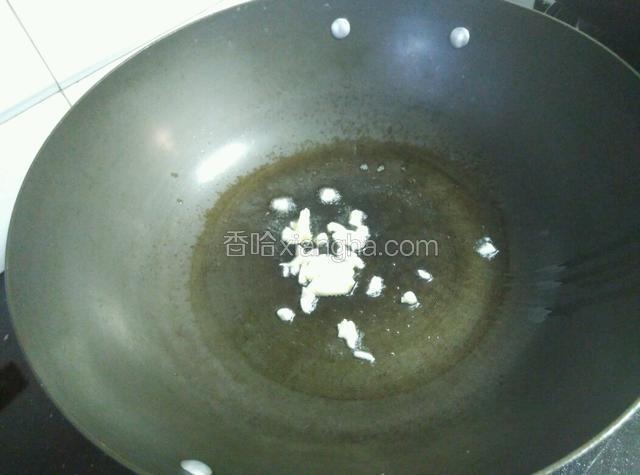 油锅烧热，下蒜炒香。