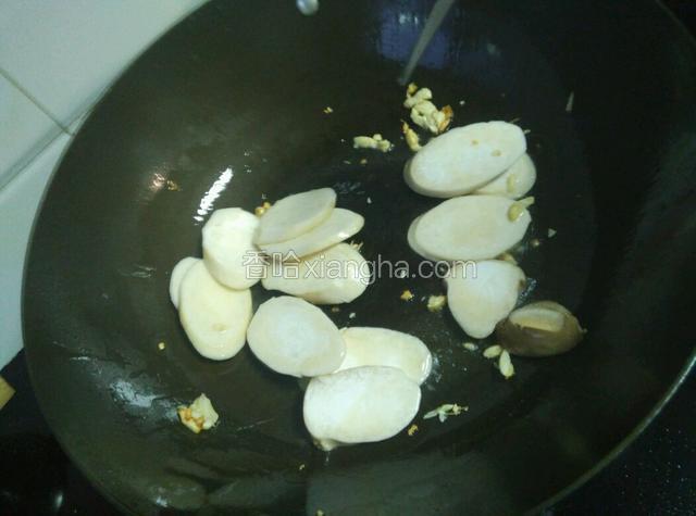 下杏鲍菇炒一分钟。