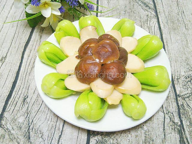 出锅，把油菜垫底，接着放杏鲍菇，最后把香菇铺上。