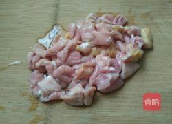 蒜苗爆小肠的做法图解1