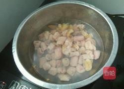 蒜苗爆小肠的做法图解2