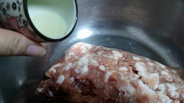 猪肉搅成馅放入盆中加入白酒搅拌