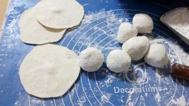 将面分成小劲擀成皮