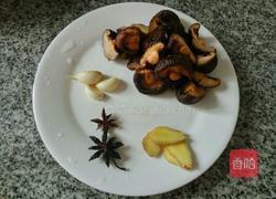 鸡腿炖香菇的做法图解2