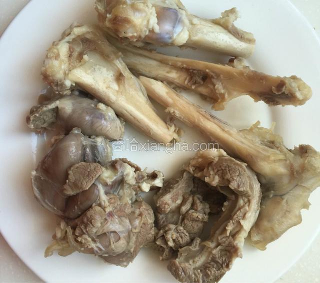 羊肉、羊腿骨洗净沥干。