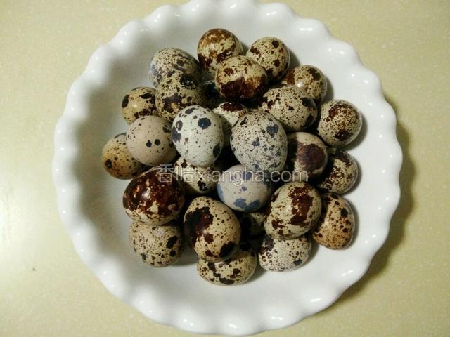准备主料：鹌鹑蛋