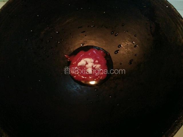 锅里油全部倒入不锈钢容器里（等油冷却再倒）洗净锅加入稍许水，给一大勺蕃茄酱，再加点白糖