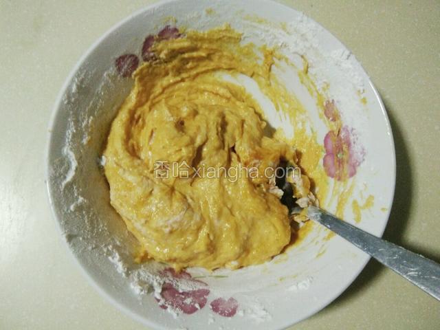 用勺子搅拌均匀