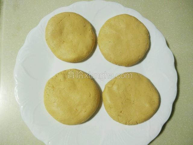 依次做好全部豆沙馅南瓜生坯