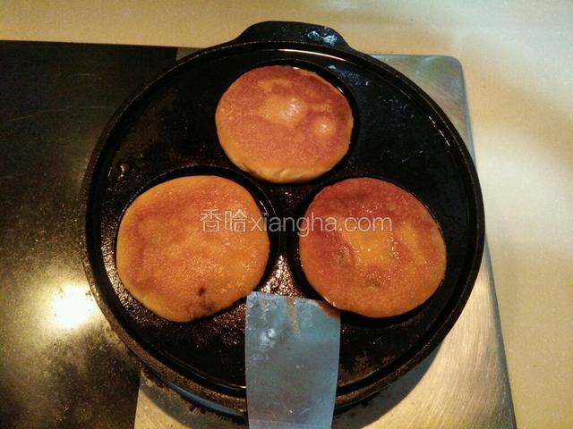 翻一面，慢慢煎制，一直到南瓜饼熟了