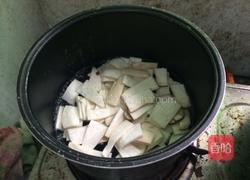 瘦肉炒鸡腿菇的做法图解4