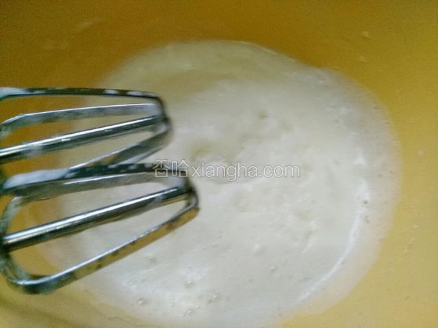 打发制有轻微蛋白霜二次加白糖。