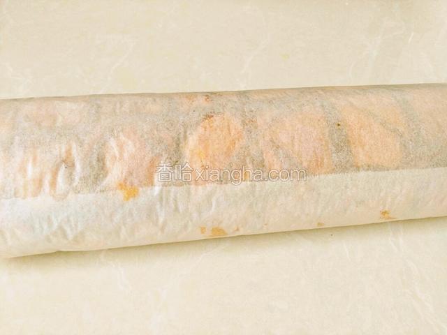 卷起来喽。用油纸推着往前卷，卷好放一会。没往冰箱里放，天冷放冰箱冷藏，有点太凉。卷好静放30分钟。